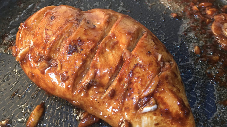 照烧鸡胸肉,把腌制的汤汁也倒入,汤汁浓稠即可出锅