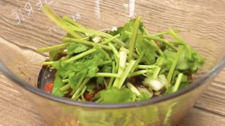 百香果柠檬鸡爪,一定要加的香菜,不喜欢香菜的就不放