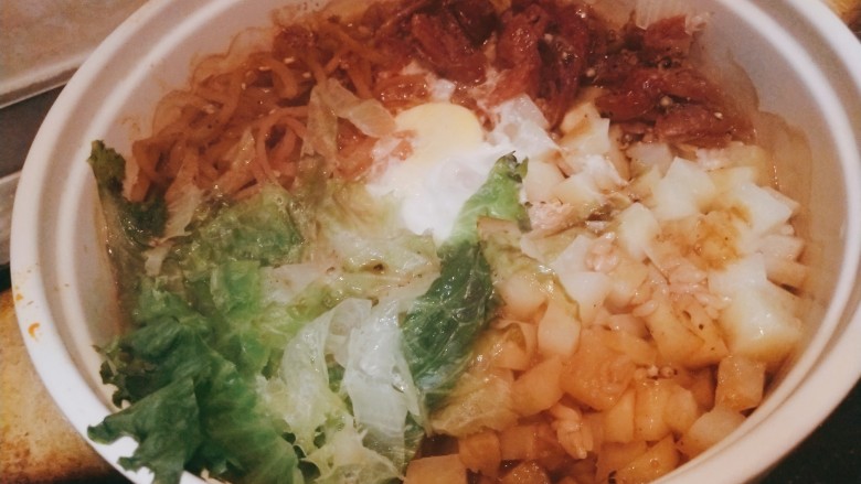 家常土豆腊肠煲仔饭(焖饭),再焖2-3分钟就可以出锅了,喜欢锅巴就调小火,多焖一会儿,听到卡兹卡兹的声音说明锅巴好了