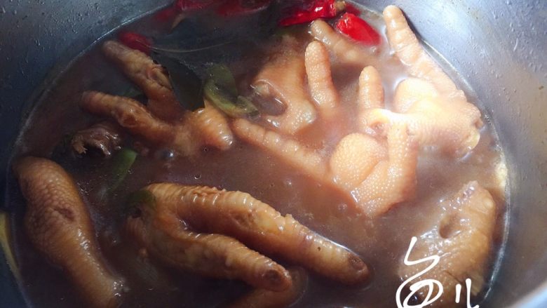 香辣卤鸡爪,大火煮沸,中火煮半小时,熄火,鸡爪浸泡在汤汁中,食用前捞出