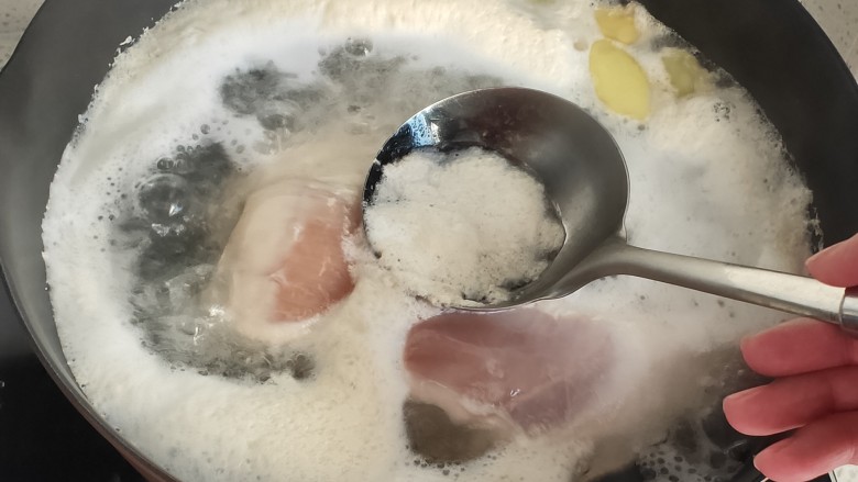 手撕鸡胸肉,水开后撇去浮沫,盖盖煮20分钟左右
