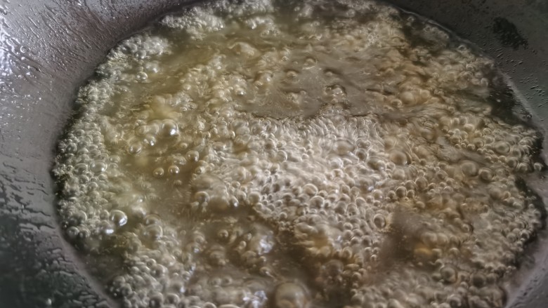 鲍鱼捞饭,锅里加入水和鲜鸡汁烧开将鲍鱼焯熟。(如果有条件用鸡和棒骨熬汤更好)嫌麻烦就这样用鸡汁加水代替。