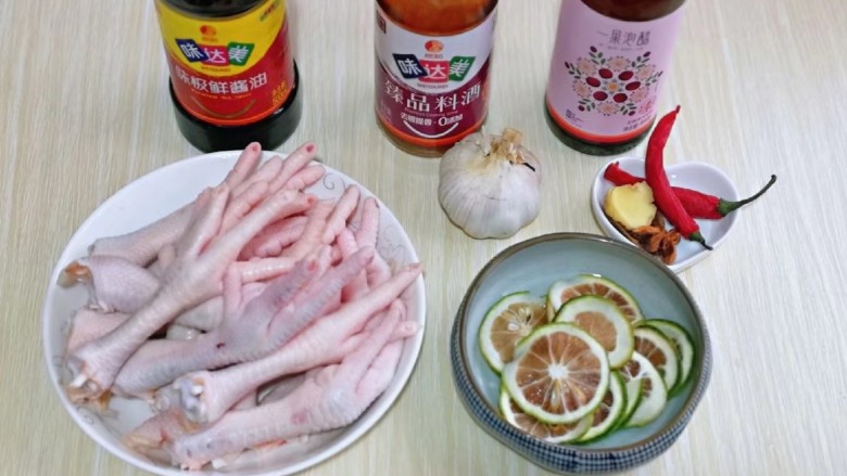 百香果柠檬鸡爪,准备食材,将<a style='color:red;display:inline-block;' href='/shicai/ 89'>鸡爪</a>指甲剪掉,辣椒可以根据个人口味增加,也可以用泡椒。
