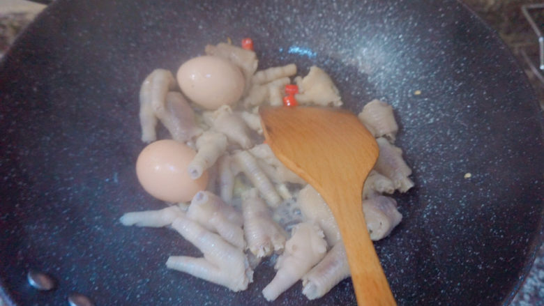 香辣卤鸡爪,倒入鸡爪鸡蛋