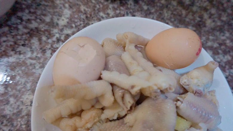 香辣卤鸡爪,鸡蛋也可以敲碎一些,这样好入味