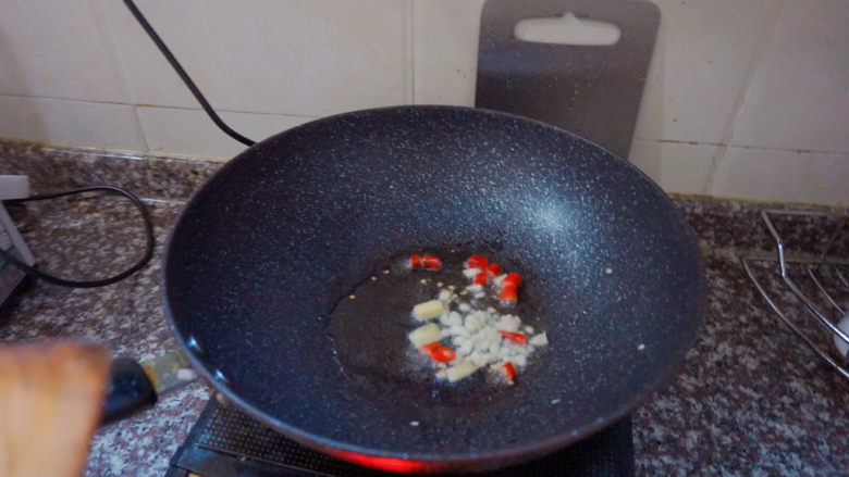 香辣卤鸡爪,热油下锅,倒入蒜姜辣椒