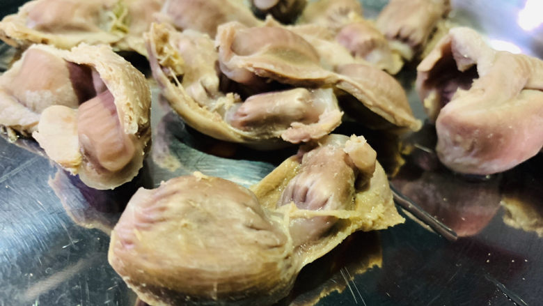 酸豆角炒鸡胗,煮15分钟,捞起,放盘子晾凉;