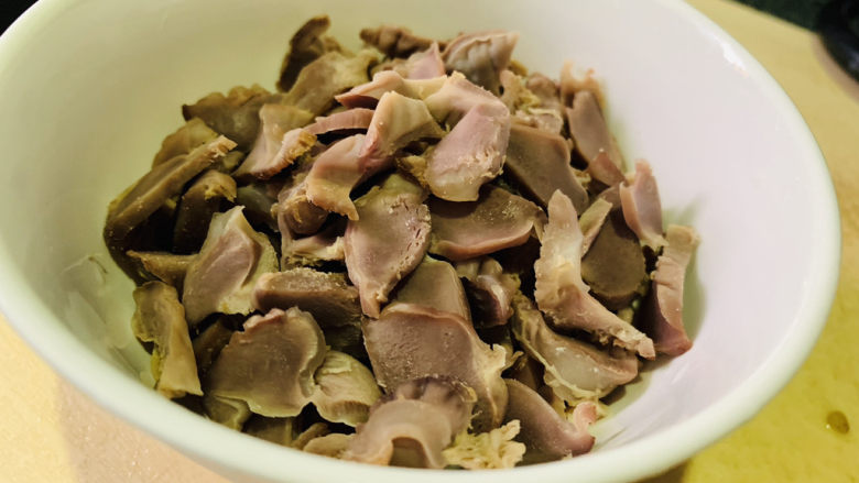 酸豆角炒鸡胗,切片;