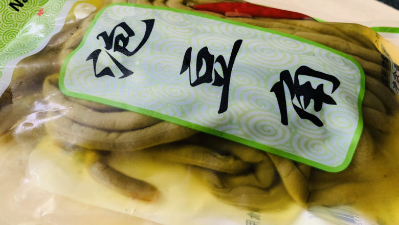 酸豆角炒鸡胗,买一包<a style='color:red;display:inline-block;' href='/shicai/ 5085'>酸豆角</a>,也叫泡豆角;