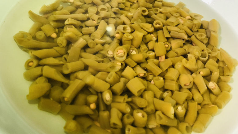 酸豆角炒鸡胗,再用水冲洗几遍,避免太咸;