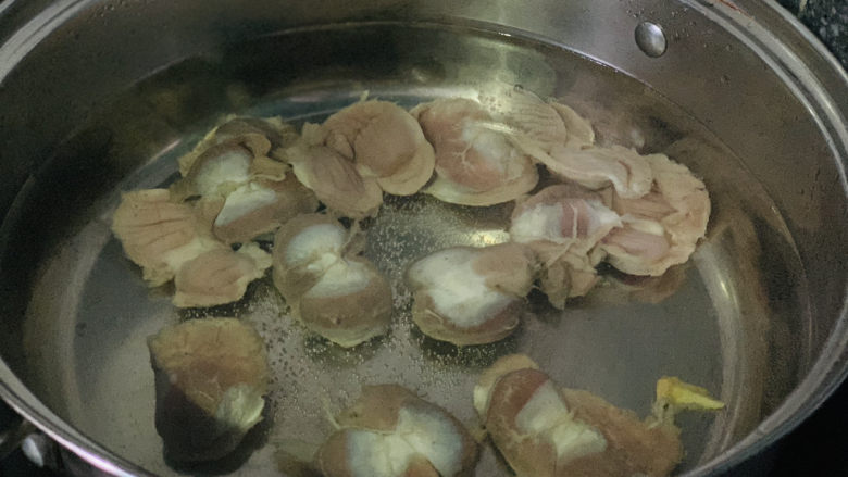 酸豆角炒鸡胗,汤锅加清水,加姜片和料酒,倒入洗净的鸡胗,冷水开始煮;