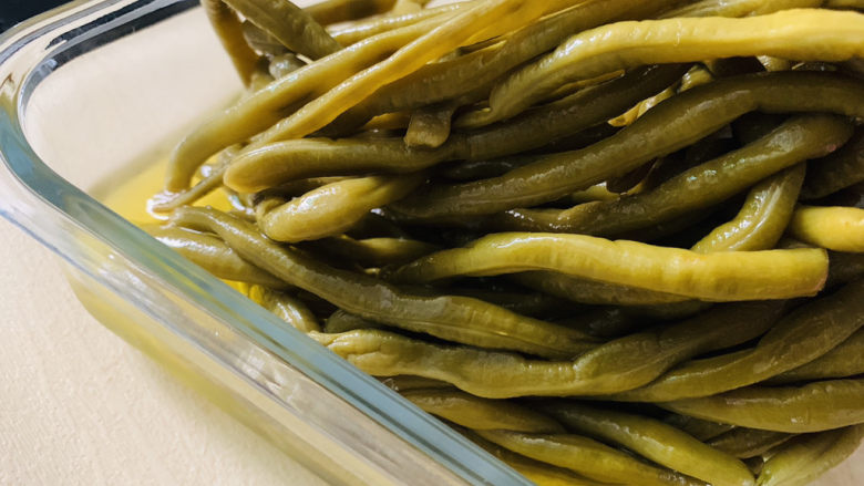 酸豆角炒鸡胗,倒碗里;