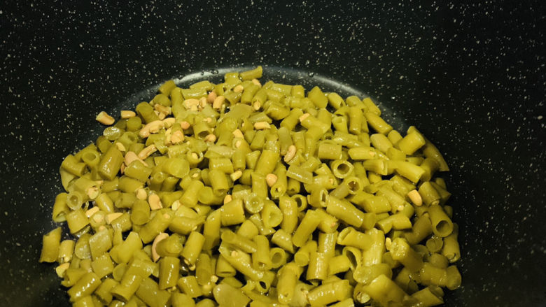 酸豆角炒鸡胗,加入豆角;