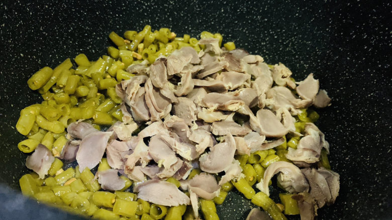 酸豆角炒鸡胗,继续炒香,加入鸡胗;
