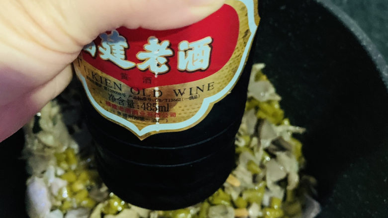 酸豆角炒鸡胗,加料酒;