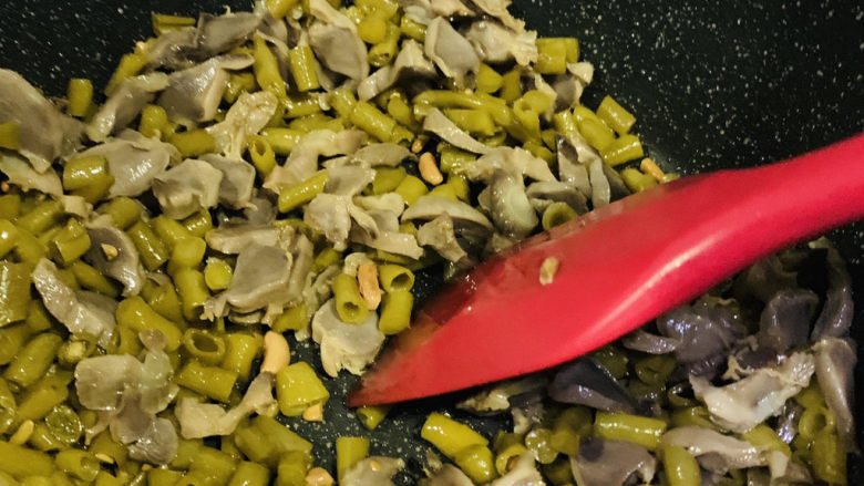 酸豆角炒鸡胗,炒香;