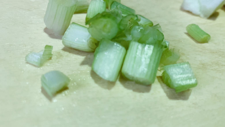 丝瓜炒毛豆,葱白少许;