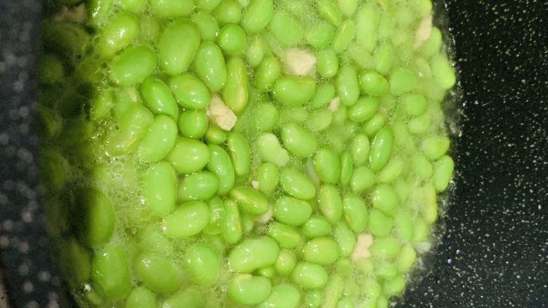 丝瓜炒毛豆,加少许水,豆子一定要煮熟;