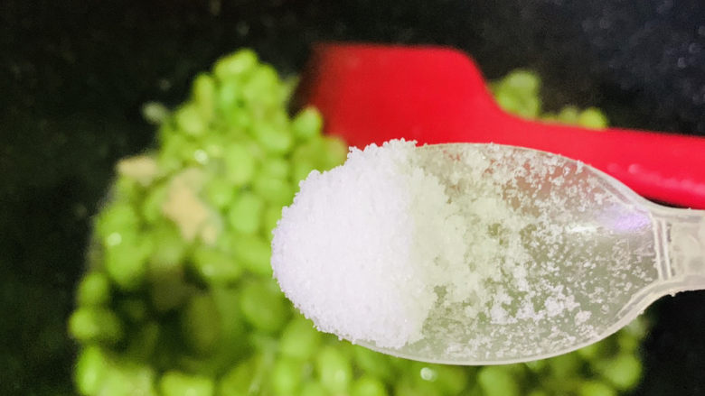 丝瓜炒毛豆,加盐;