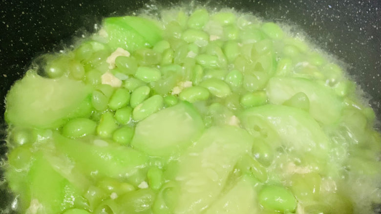 丝瓜炒毛豆,炒一会;
