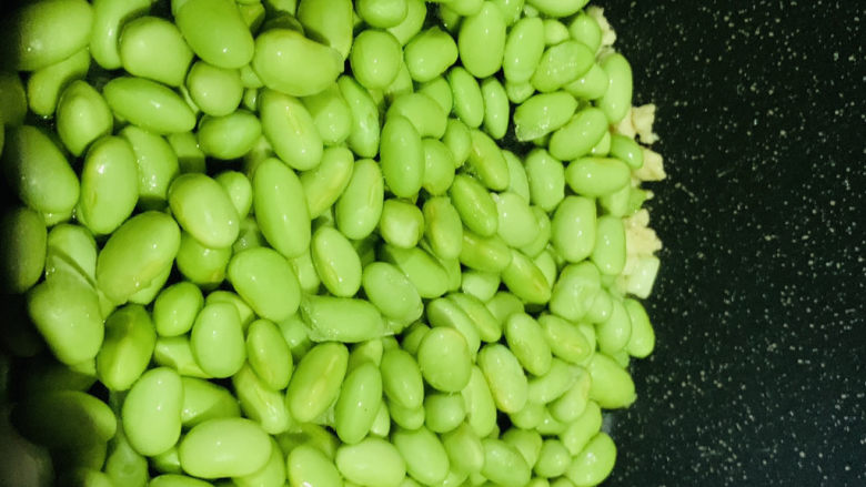 丝瓜炒毛豆,倒入青豆;