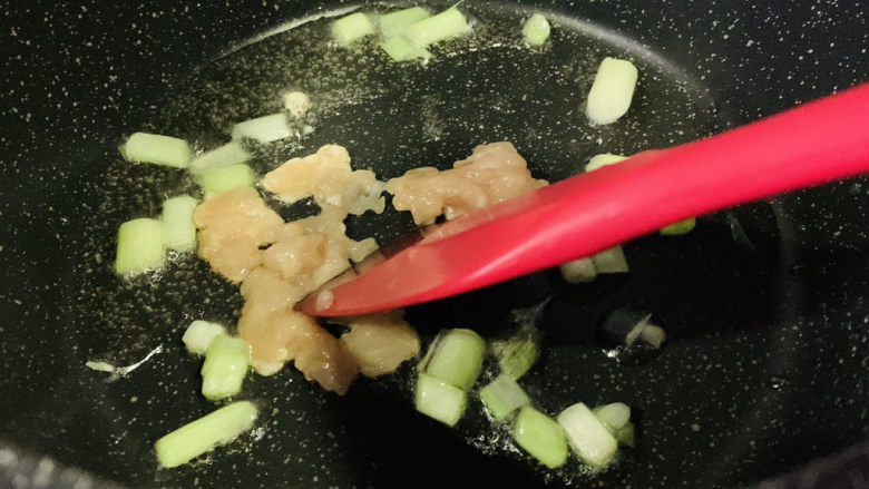 丝瓜炒毛豆,炒香,再加些肉沫;