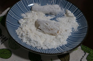椒盐龙头鱼,有几个点要注意一下,湿粉不要一直搅拌,否者形成面筋,就不容易将水汽炸出去,导致面糊容易变软。另一个淀粉和低筋面粉的比例最好为1:2 这样比较酥脆,面皮不容易发硬。
炸鱼的步骤呢,一是先将鱼裹上干粉,然后将鱼裹上湿粉,再下锅炸。