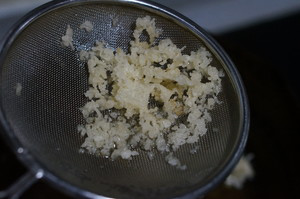 椒盐龙头鱼,炸的时间大约是一分半至两分钟,如果你喜欢吃那些碎渣渣,也可以将湿粉,用筷子或者小勺子滴一些在油锅中,炸好之后漏勺捞出来。