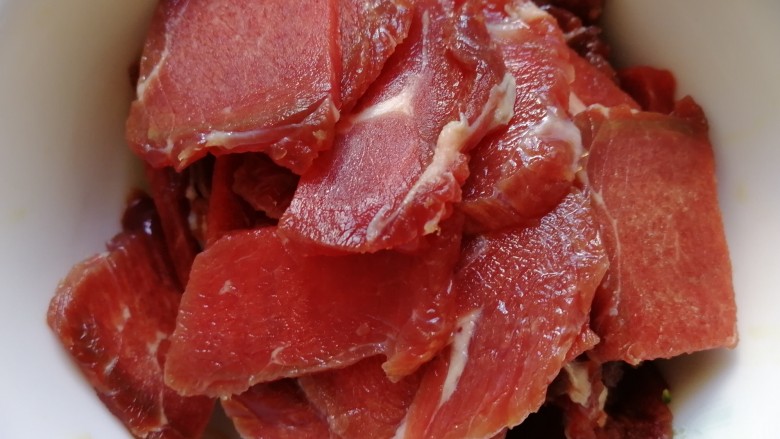 西兰花炒牛肉,<a style='color:red;display:inline-block;' href='/shicai/ 216'>牛肉</a>顶丝切片。