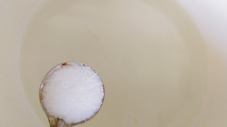 西兰花炒牛肉,大碗里500g清水放入5g盐,搅匀。