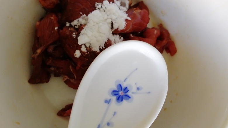 西兰花炒牛肉,放1勺清水,调成水淀粉。