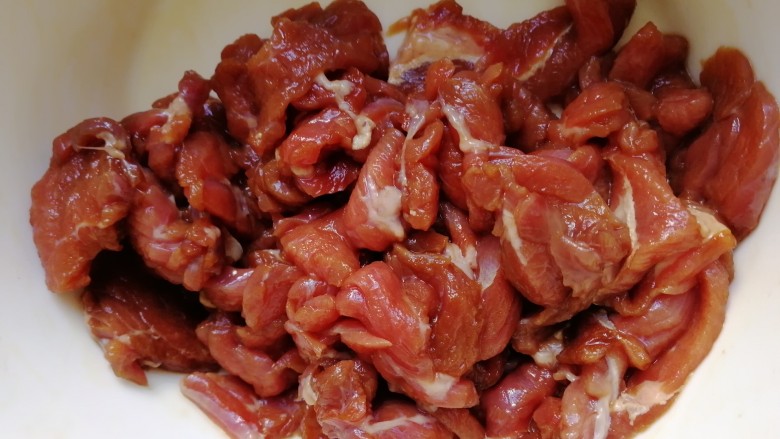 西兰花炒牛肉,拌匀,水淀粉是避免牛肉和热锅直接接触,使其嫩滑。
