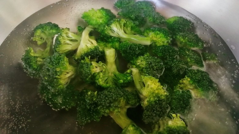 西兰花炒牛肉,水开放入西兰花,焯一分钟。