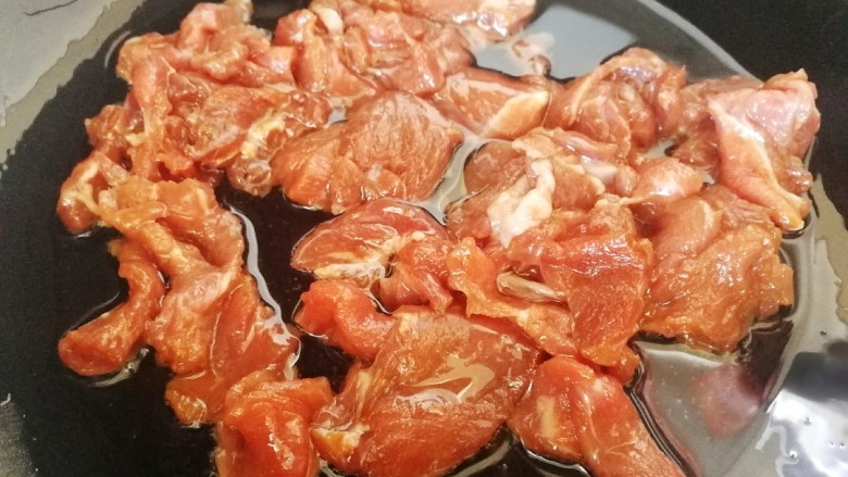 西兰花炒牛肉,热锅凉油,不等油热,倒入牛肉。