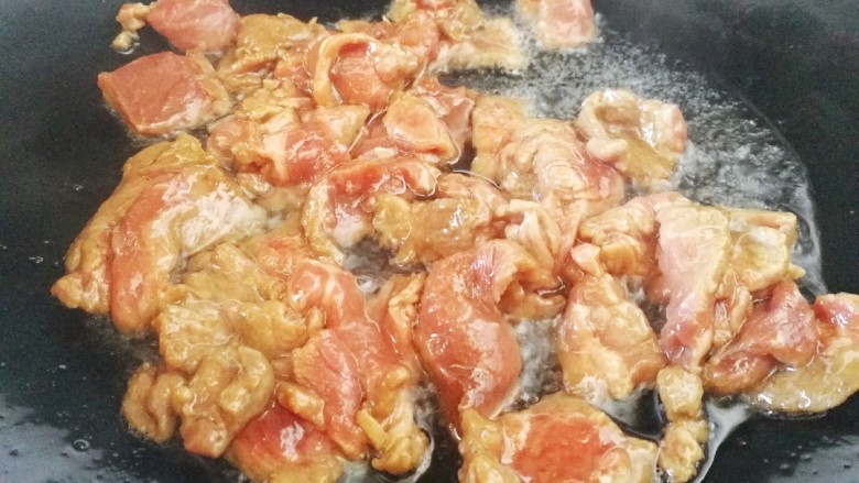 西兰花炒牛肉,中火,把牛肉划散,所有牛肉一变色即可,大约炒1分钟。