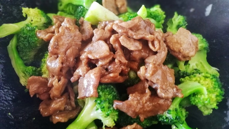 西兰花炒牛肉,把牛肉重新倒入锅里,文火炒匀。