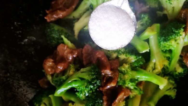 西兰花炒牛肉,3克盐,炒匀。