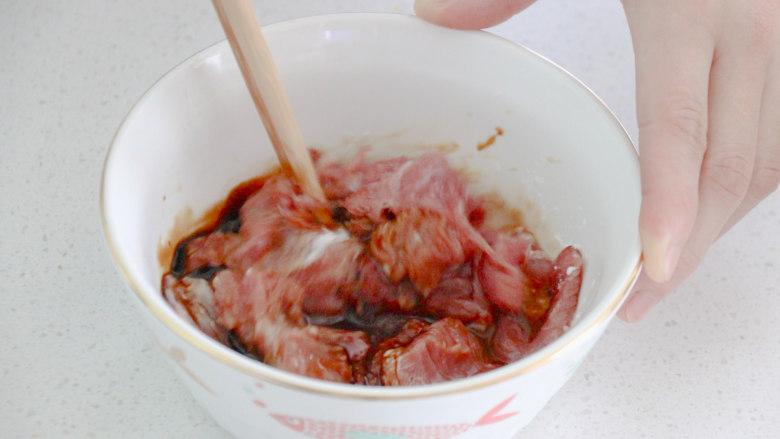 西兰花炒牛肉,搅拌均匀,防止一旁腌制一会儿