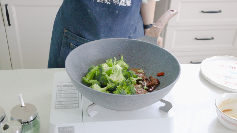西兰花炒牛肉,牛肉炒至六七分熟,放入西兰花翻炒