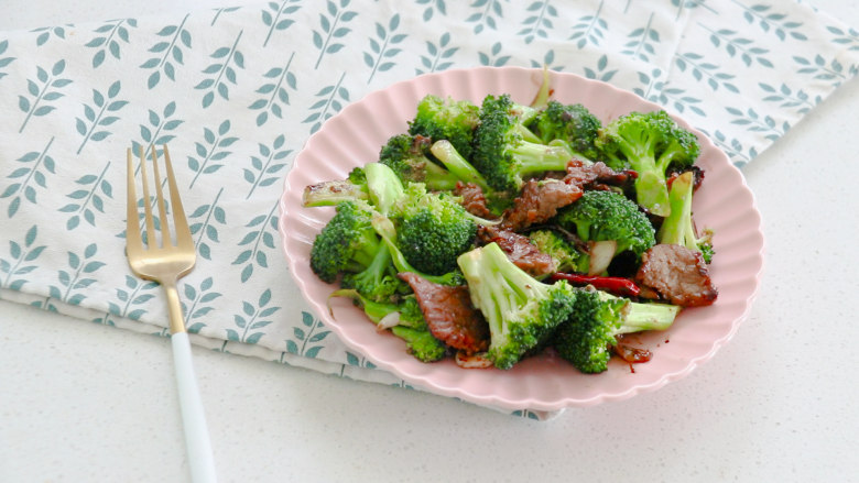 西兰花炒牛肉,美味鲜香，柔软滑嫩的西兰花炒牛肉就完成了！