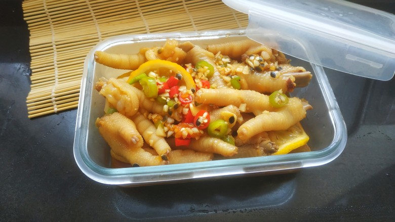 百香果柠檬鸡爪,搅拌均匀,放入保鲜盒,放入冰箱冷藏一晚就可食用了