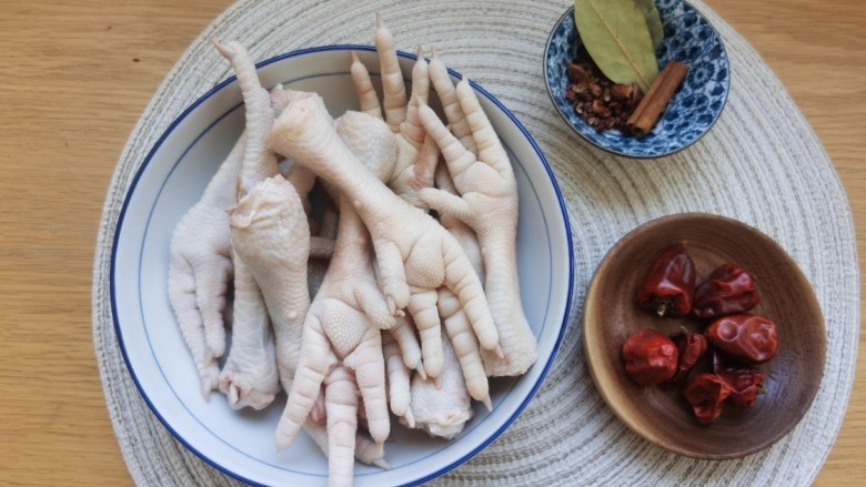 香辣卤鸡爪,准备所需食材。