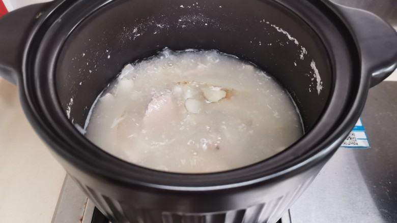 清补凉汤【热天喝下这碗汤后,火气少了、口不渴了,整个人都清凉了
】,放少许盐调味即可。