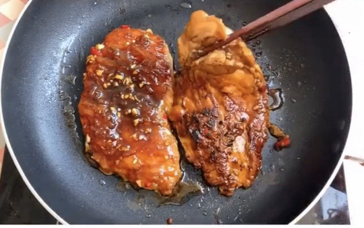 照烧鸡胸肉,一会翻个面,多翻几次,让两面都均匀受热