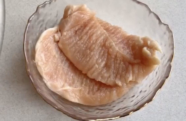照烧鸡胸肉,放入碗里,准备腌制