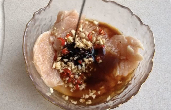 照烧鸡胸肉,开始调味,生抽一勺,老抽一勺,料酒一勺,蚝油一勺,适量胡椒粉,蜂蜜小勺,可以用白砂糖代替蜂蜜