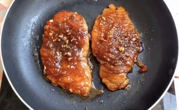 照烧鸡胸肉,下腌制好的鸡胸肉开始煎,记得碗里剩下的料汁不要倒掉