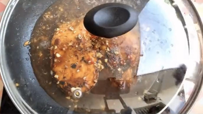 照烧鸡胸肉,加盖,中小火焖个五分钟