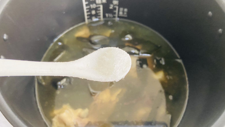 海带筒骨汤,待时间到后,加入适量盐