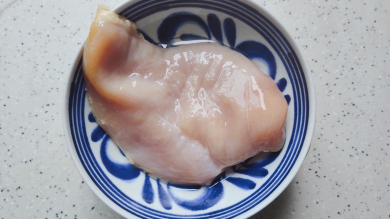 手撕鸡胸肉,<a style='color:red;display:inline-block;' href='/shicai/ 101'>鸡胸肉</a>剪去油脂,撕去筋膜,洗净